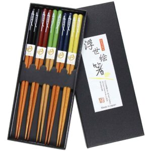 Palillos de madera con dibujo de pescado