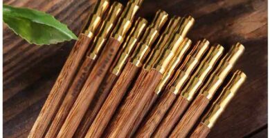 Palillos-de-madera-con-oro-dorado